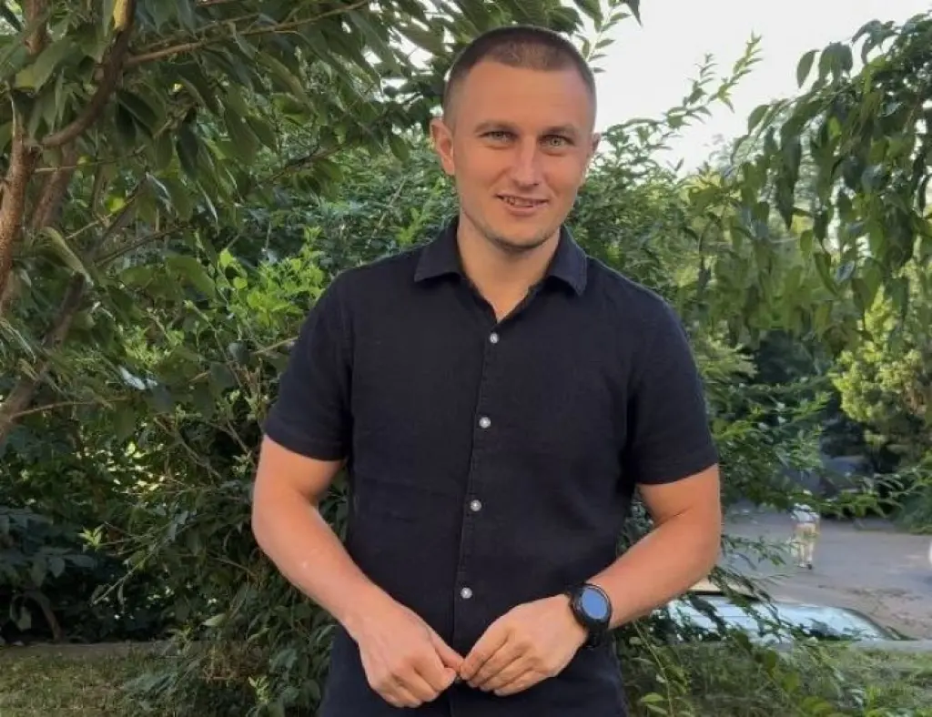 Боєць із Рівненщини передав у музей горщик віком понад 3 тисячі років, знайдений на Донеччині