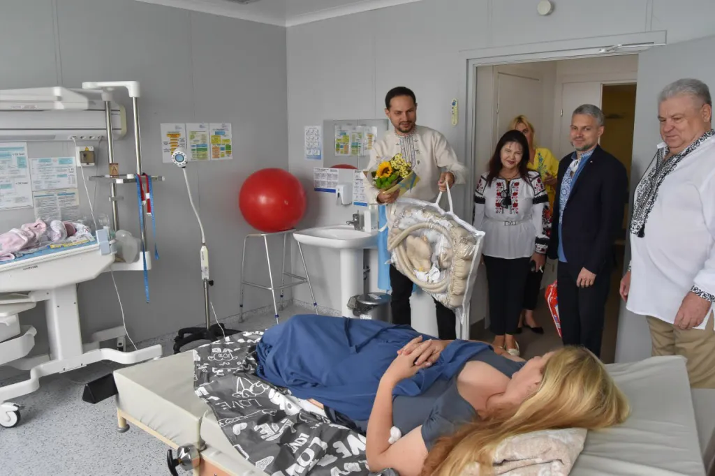 Новонароджені на державні свята у Рівному отримали вишиванки від голови ОВА