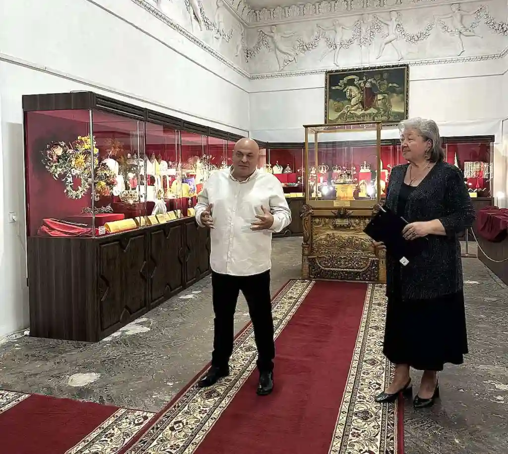 У Дубенському замку відкрили виставку «Корони світу»