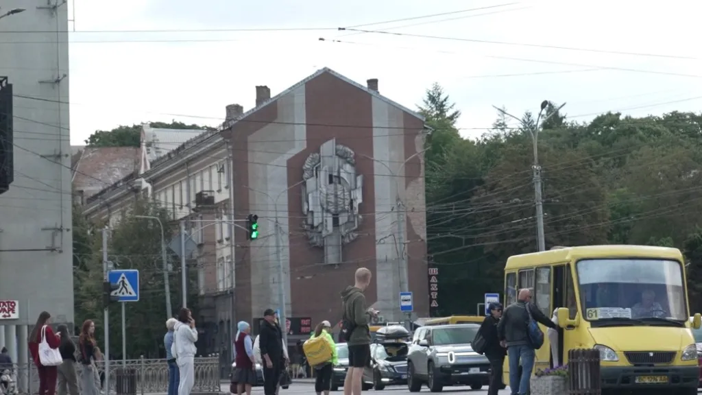 “Захищаю не радянське, а українське”: у Рівному дискутують довкола муралу Тарасу Давидюку
