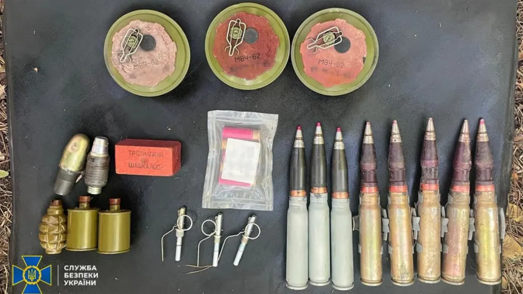 На Рівненщині викрили чоловіка, який облаштував у лісі схрон зі зброєю