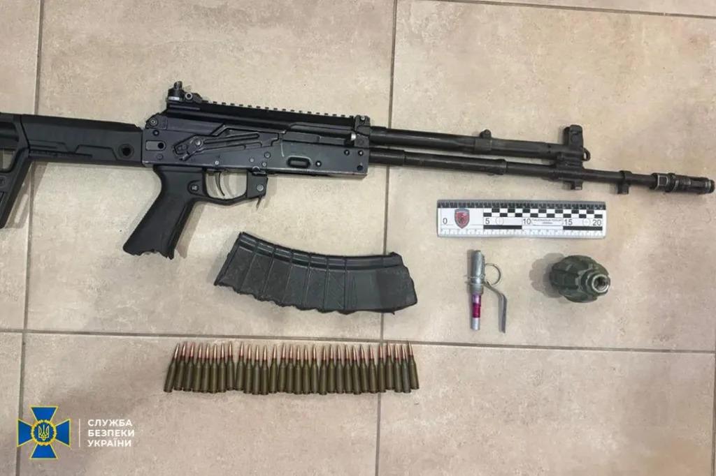 На Рівненщині викрили чоловіка, який облаштував у лісі схрон зі зброєю