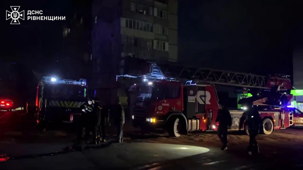 Пожежа у Рівному: рятувальники евакуювали 15 людей, у квартирі виявили загиблого чоловіка