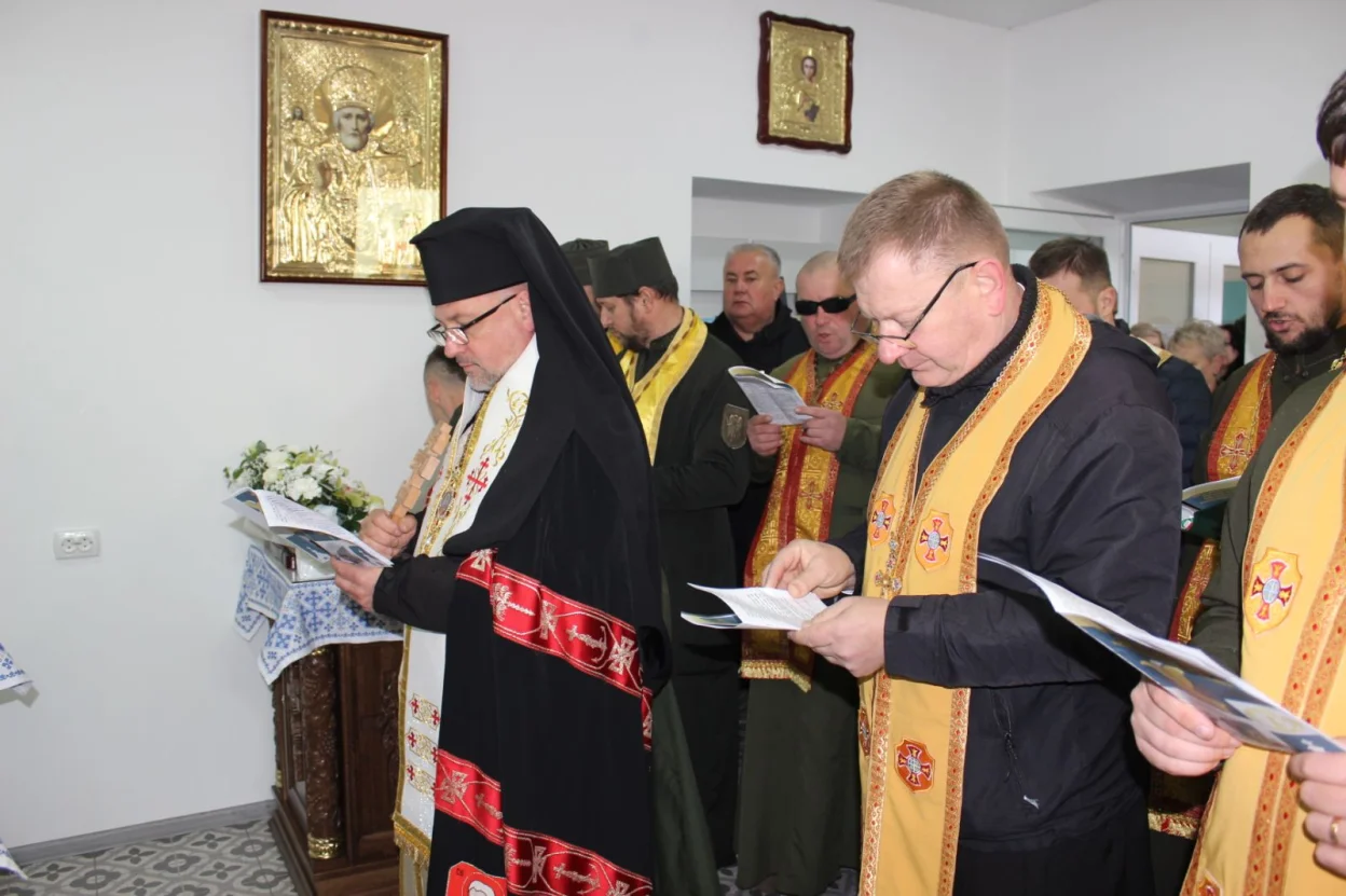 Дубенське Євангеліє передали військовим як духовний оберіг