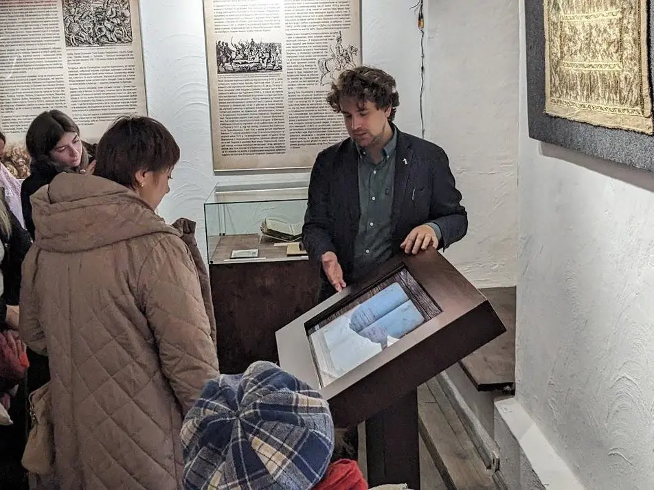Унікальна виставка в Острозі: цифрова копія Корану, хамаїли й татарська кухня