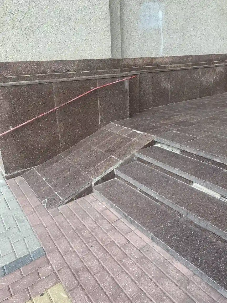 У Рівненському облмуздрамтеатрі встановили підіймач для маломобільних груп