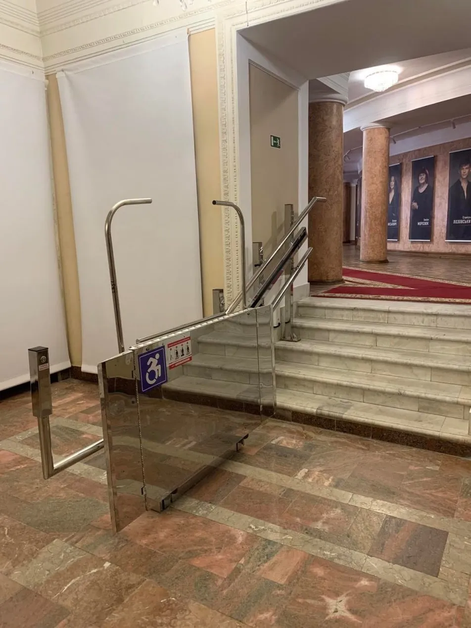 У Рівненському облмуздрамтеатрі встановили підіймач для маломобільних груп