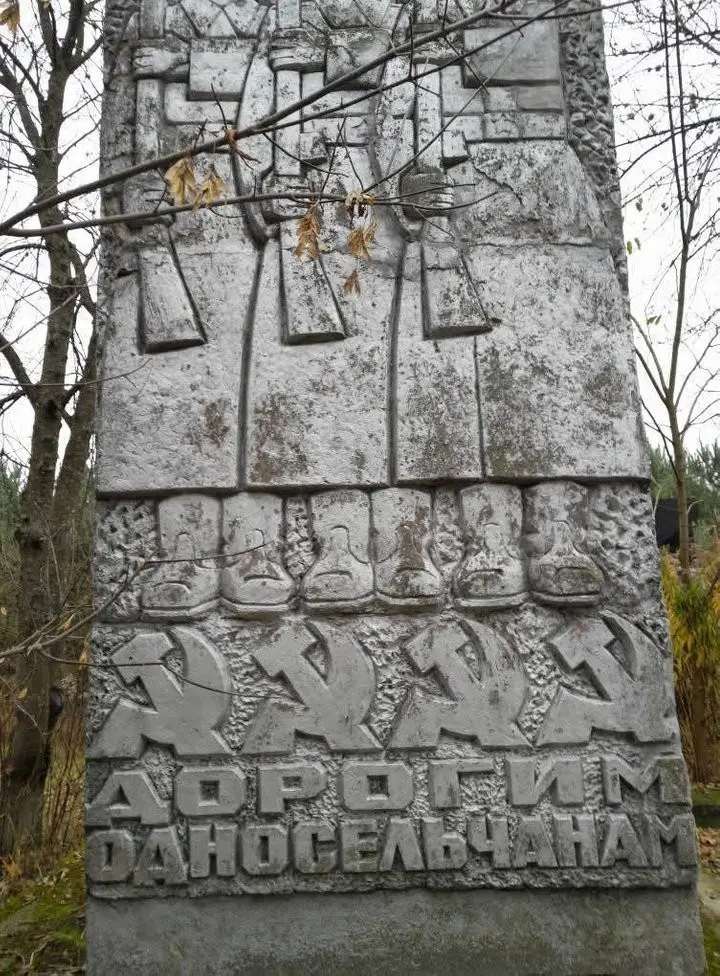 Мочулки очистили від комуністичної символіки, у Зорі монумент ще не змінено