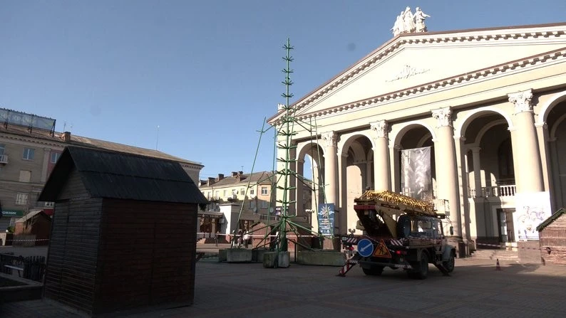 Ялинка на Театральній площі Рівного: святковий настрій чи зайві витрати?