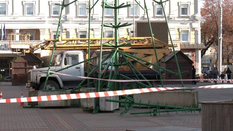 Ялинка на Театральній площі Рівного: святковий настрій чи зайві витрати?