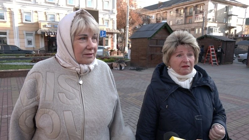 Ялинка на Театральній площі Рівного: святковий настрій чи зайві витрати?