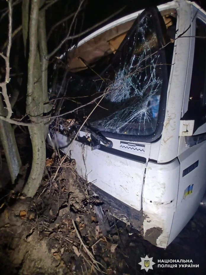 На Дубенщині фургон злетів у кювет і врізався в дерево