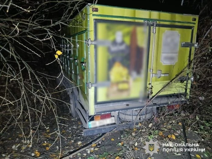 На Дубенщині фургон злетів у кювет і врізався в дерево