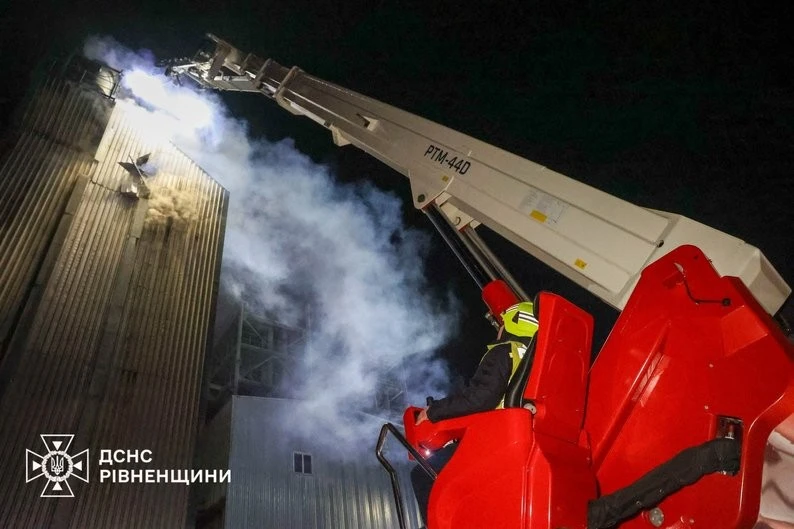 На Рівненщині 15 годин гасили пожежу в елеваторі з 70 тоннами насіння