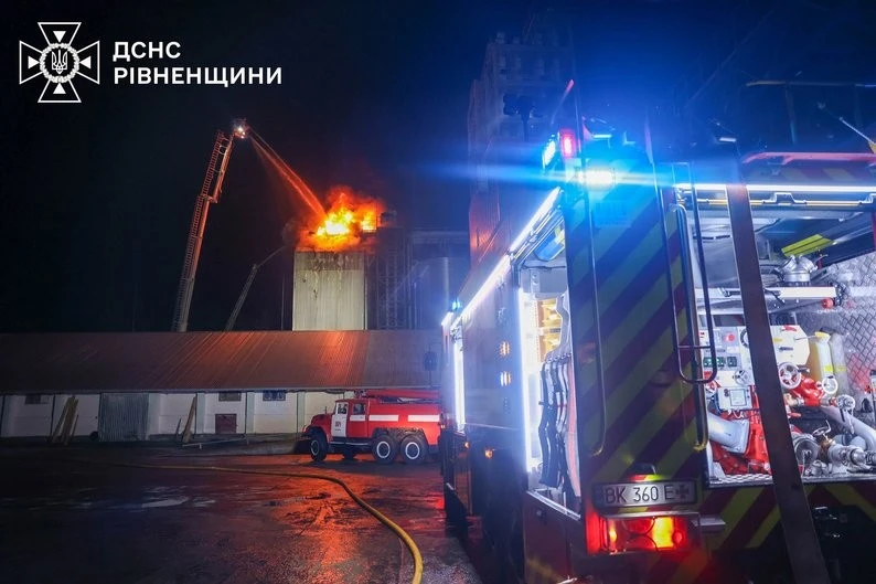 На Рівненщині 15 годин гасили пожежу в елеваторі з 70 тоннами насіння
