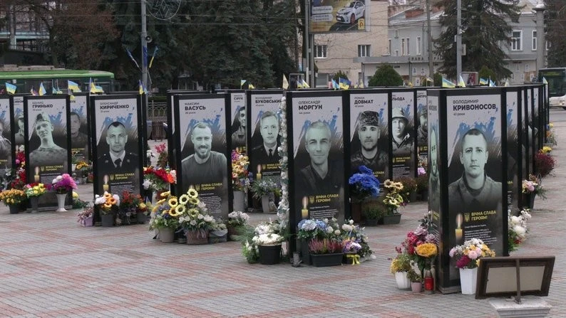 Рівняни обрали мурал пам’яті загиблих захисників у центрі міста Рівняни обрали мурал пам’яті загиблих захисників у центрі міста