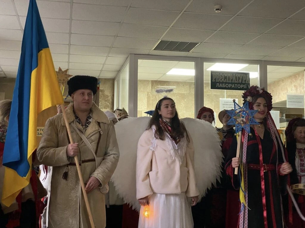 Різдво в білих халатах: лікарні Рівного наповнилися колядою