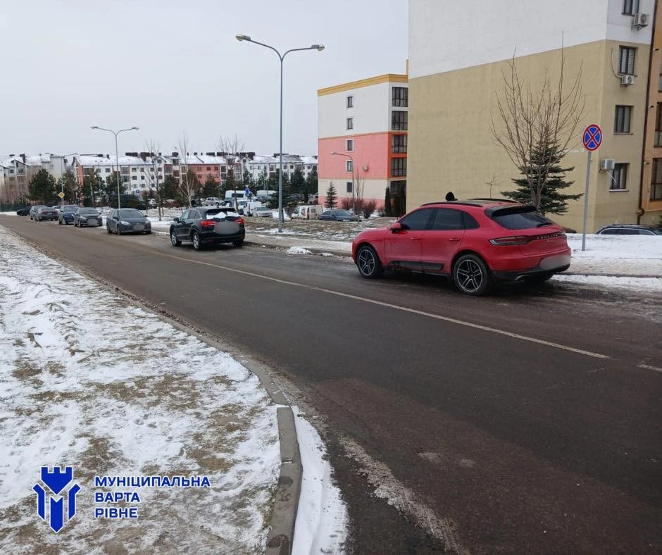 На вулицях Рівного щодня фіксують до 30 порушень паркування: інспектори на Щасливому активізують перевірки