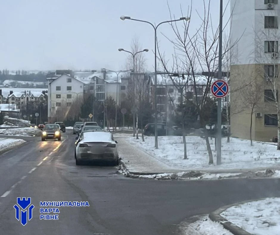 На вулицях Рівного щодня фіксують до 30 порушень паркування: інспектори на Щасливому активізують перевірки
