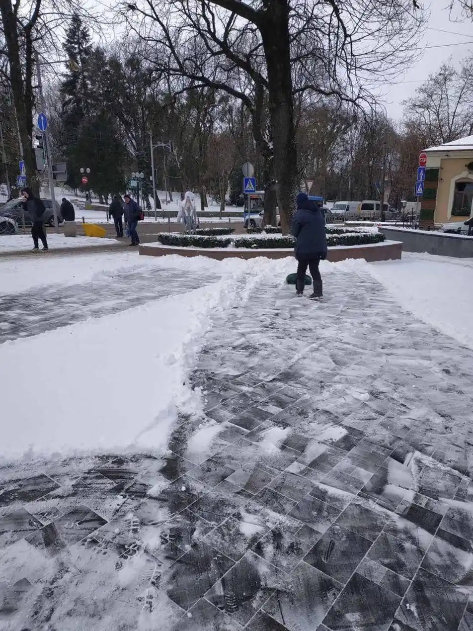 Рівненщина під снігом: понад 80 дорожників забезпечують проїзд на автошляхах