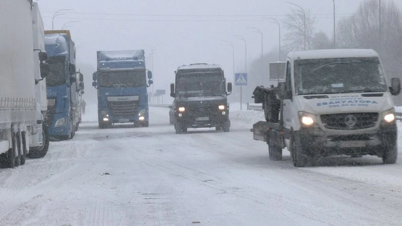 Водії вантажівок обурені обмеженням руху через негоду на Рівненщині