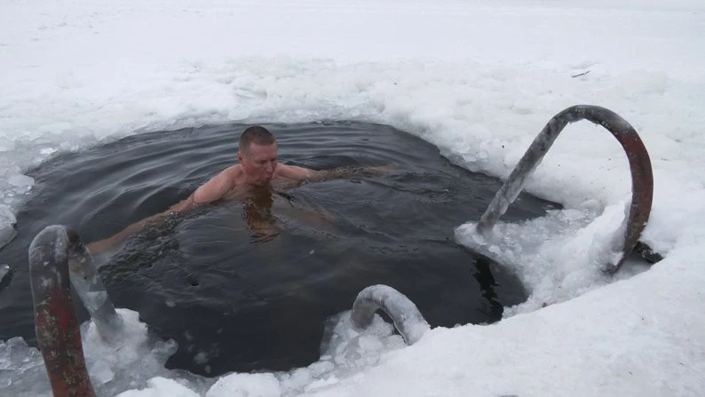 Занурення в ополонку: зимові купання на Басовому Куті дарують заряд енергії рівнянам