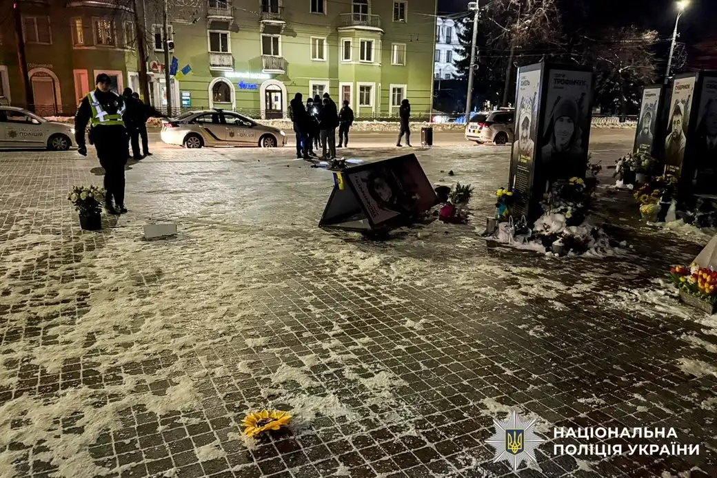 «Дратують, бо нагадують про війну»: у Рівному нетвереза жінка розгромила інсталяцію на честь загиблих Героїв