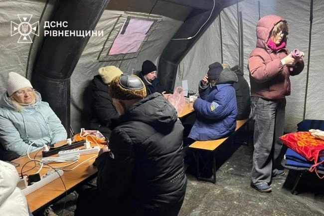 Рятувальники Рівненщини розгорнули у Києві мобільні осередки тепла та підтримки