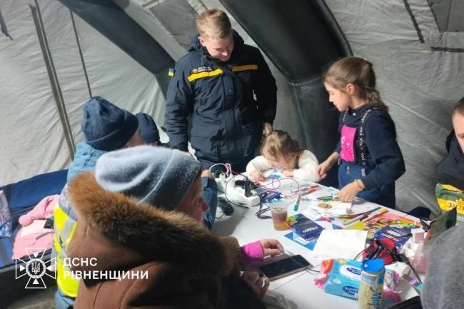 Рятувальники Рівненщини розгорнули у Києві мобільні осередки тепла та підтримки