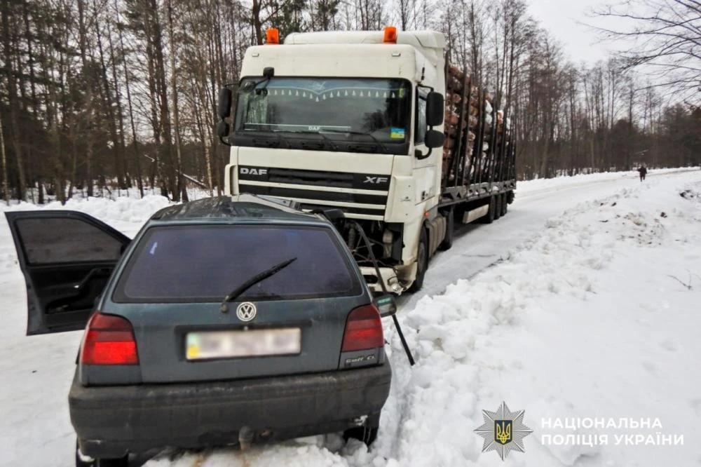 Трагічна зустріч на зустрічній смузі: на Рівненщині Volkswagen врізався у лісовоз