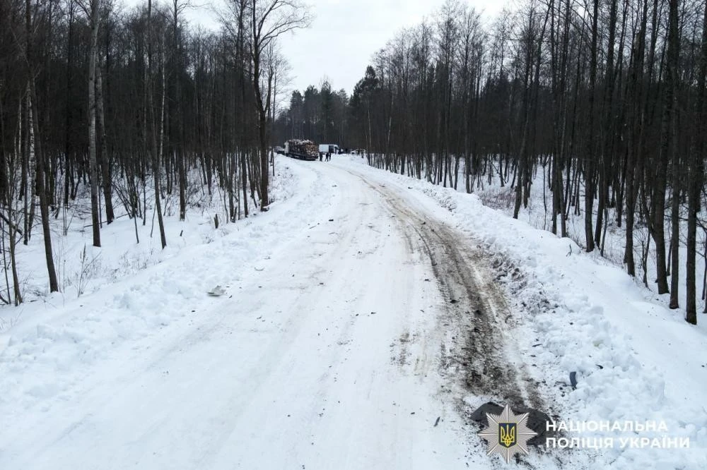 Трагічна зустріч на зустрічній смузі: на Рівненщині Volkswagen врізався у лісовоз