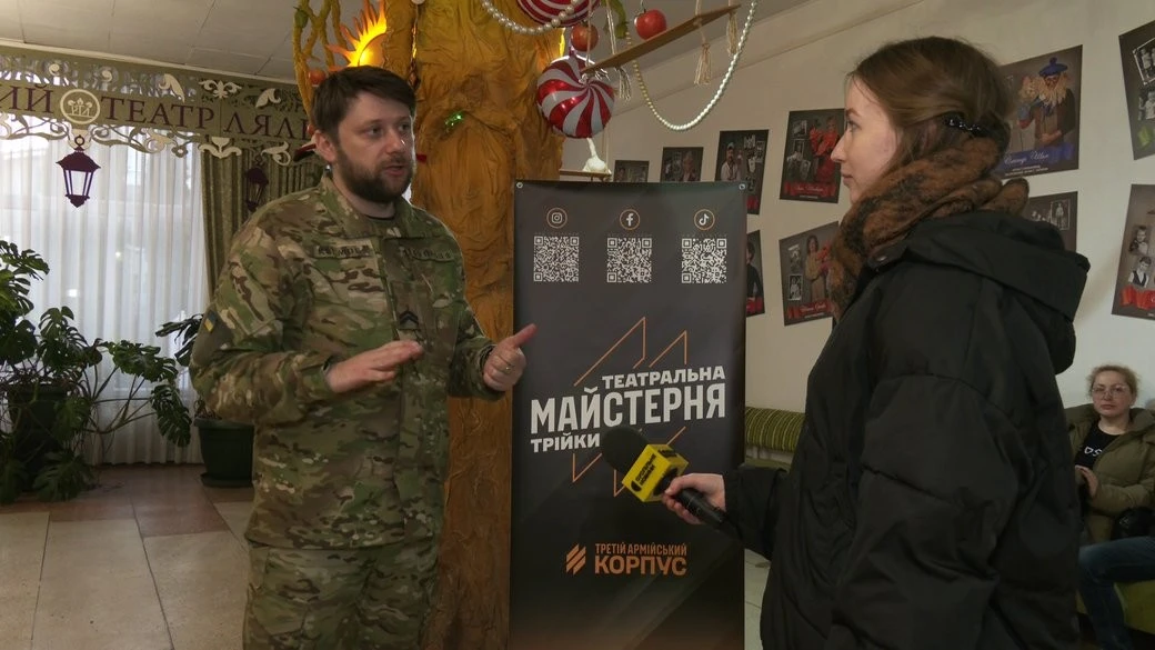 Сміх крізь шрам: у Рівному представили благодійну виставу, написану в окопах