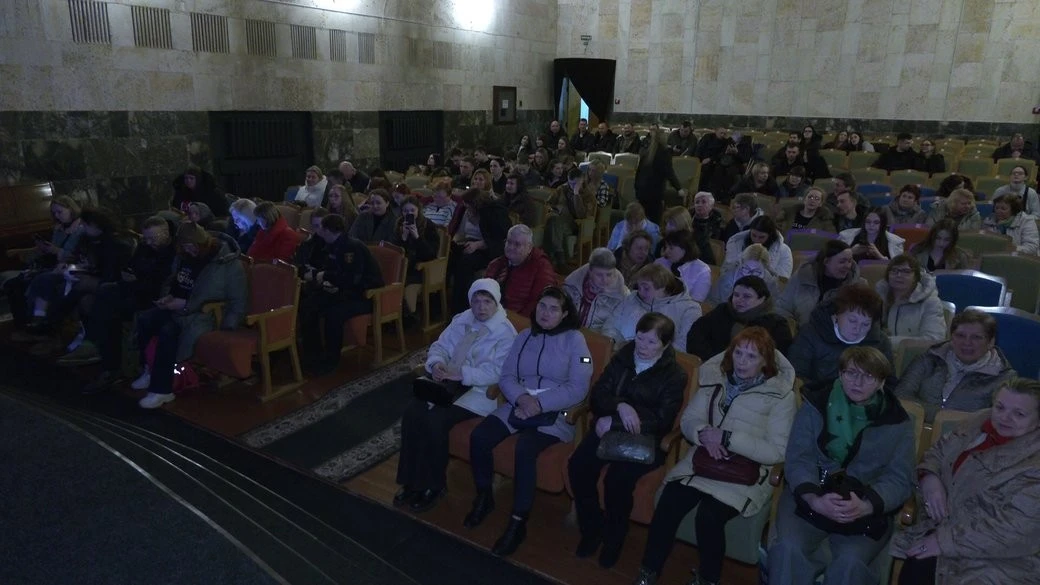 Сміх крізь шрам: у Рівному представили благодійну виставу, написану в окопах
