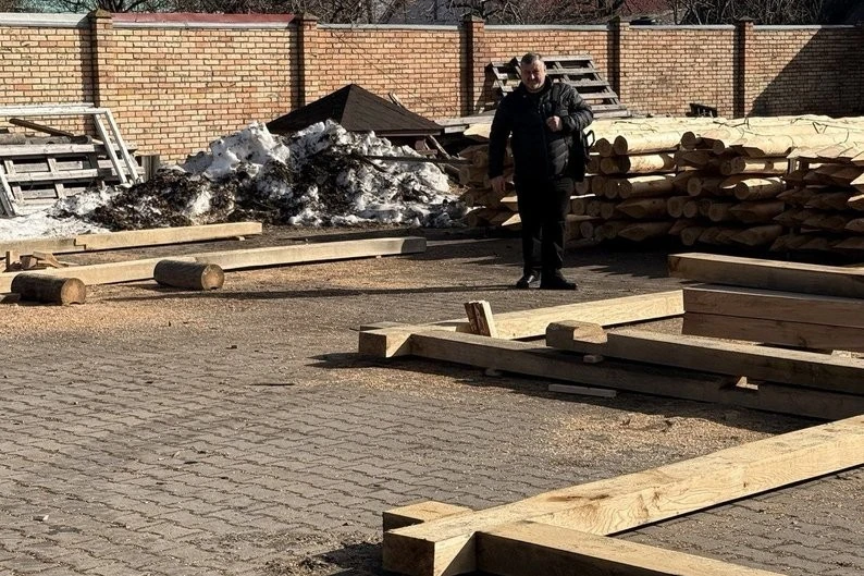 Духовний осередок для воїнів: у Дубні зводять унікальний дерев’яний храм на честь князів Острозьких