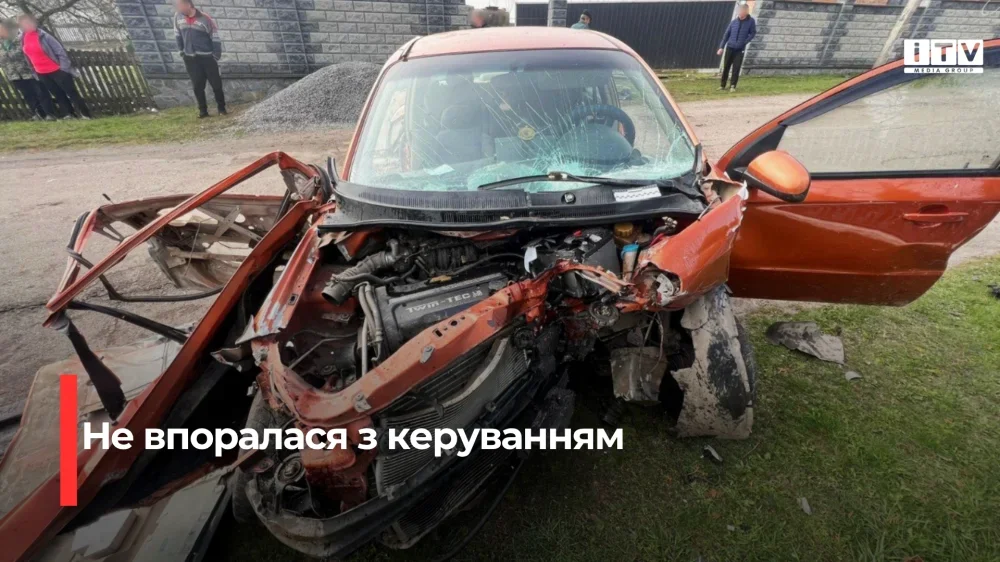 ДТП у Черниці: автомобіль «Chevrolet» протанив бетонну опору та паркан ДТП у Черниці: автомобіль «Chevrolet» протанив бетонну опору та паркан