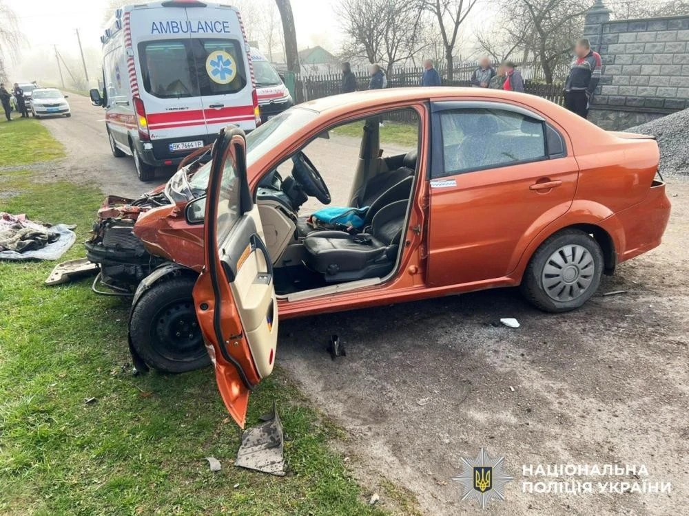 ДТП у Черниці: автомобіль «Chevrolet» протанив бетонну опору та паркан