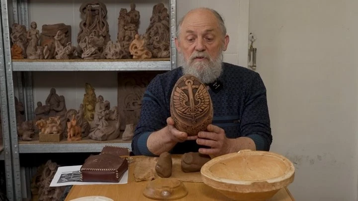 Рівненський майстер кераміки продає «яйця з секретом» задля допомоги морпіхам