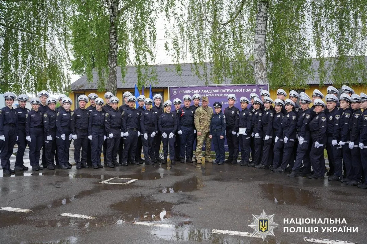 Рівненські копи поїдуть на службу з подарунком для фронту Рівненські копи поїдуть на службу з подарунком для фронту