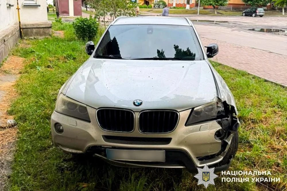 У Костополі п’яний водій BMW влетів у бордюр