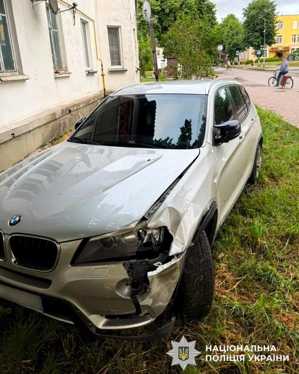 У Костополі п’яний водій BMW влетів у бордюр