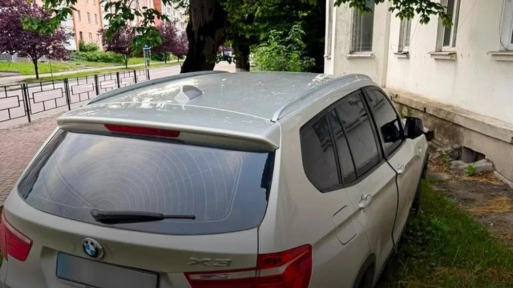 У Костополі п’яний водій BMW влетів у бордюр У Костополі п’яний водій BMW влетів у бордюр