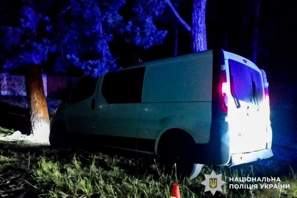 Наслідки ДТП у Вараському районі: пасажир госпіталізований після удару об дерево