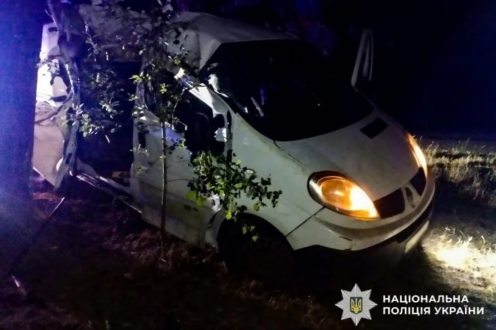 Наслідки ДТП у Вараському районі: пасажир госпіталізований після удару об дерево