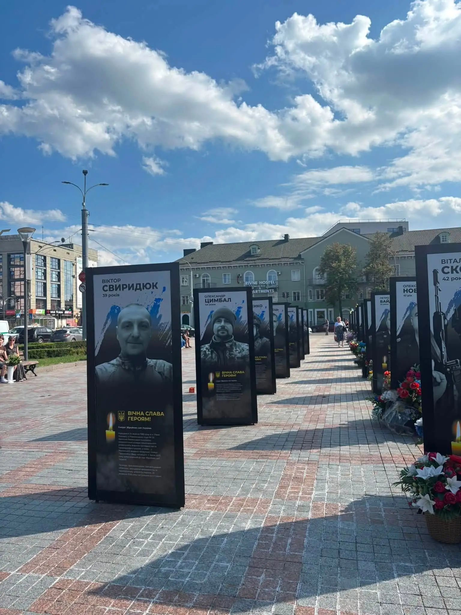Пам’ять про Героїв: на майдані Незалежності додали нові меморіали Пам’ять про Героїв: на майдані Незалежності додали нові меморіали
