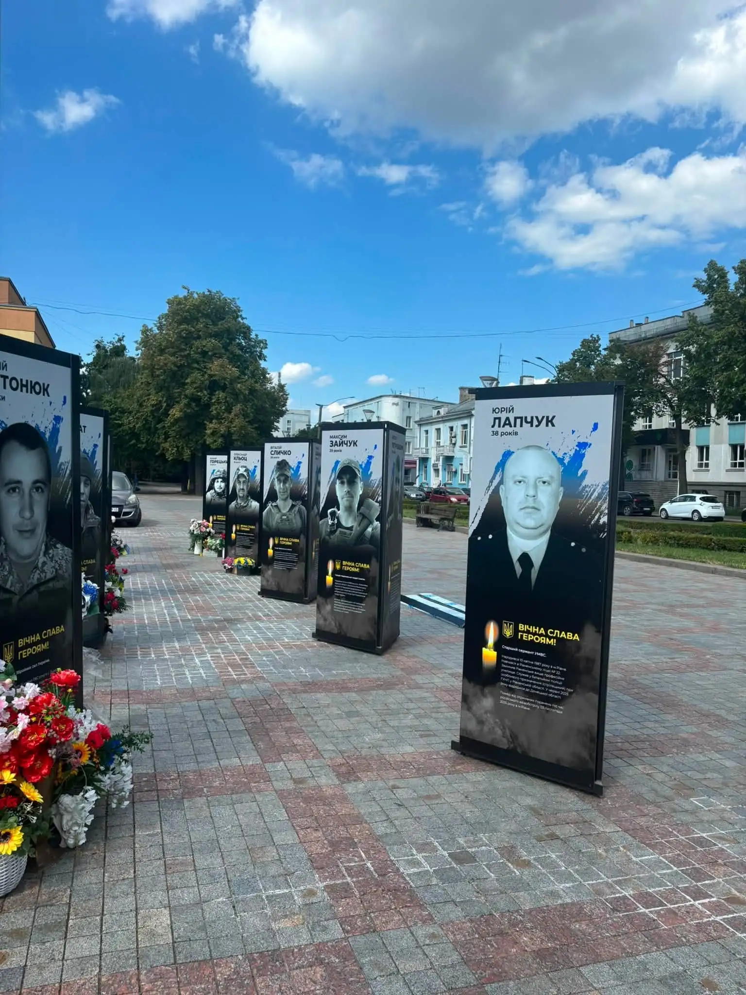 Пам’ять про Героїв: на майдані Незалежності додали нові меморіали