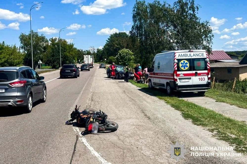На трасі Київ-Чоп сталася тяжка аварія за участі неповнолітнього мотоцикліста